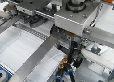 一次性全自動(dòng)口罩機作業(yè).jpg
